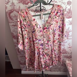 Plus size floral blouse with stretch